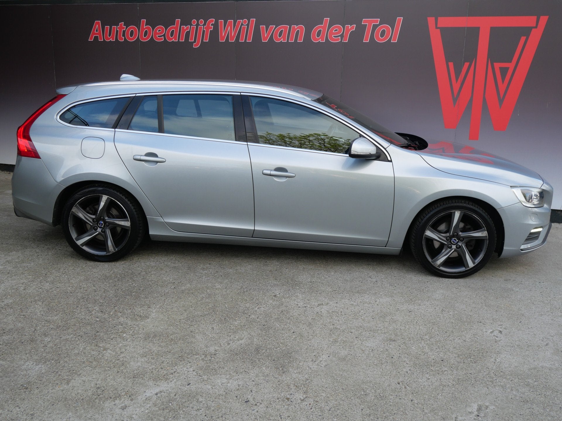 Volvo V60 2.0 T3 R-DESIGN | XENON | TREKHAAK | 18" | DEALER, Gebruikt, 4 cilinders, 1969 cc, Origineel Nederlands