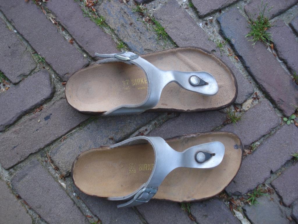 BIRKENSTOCK GIZEH ZILVER 37 NU GRATIS VERZENDING PER POST, Slippers, Overige kleuren, Verzenden, Zo goed als nieuw