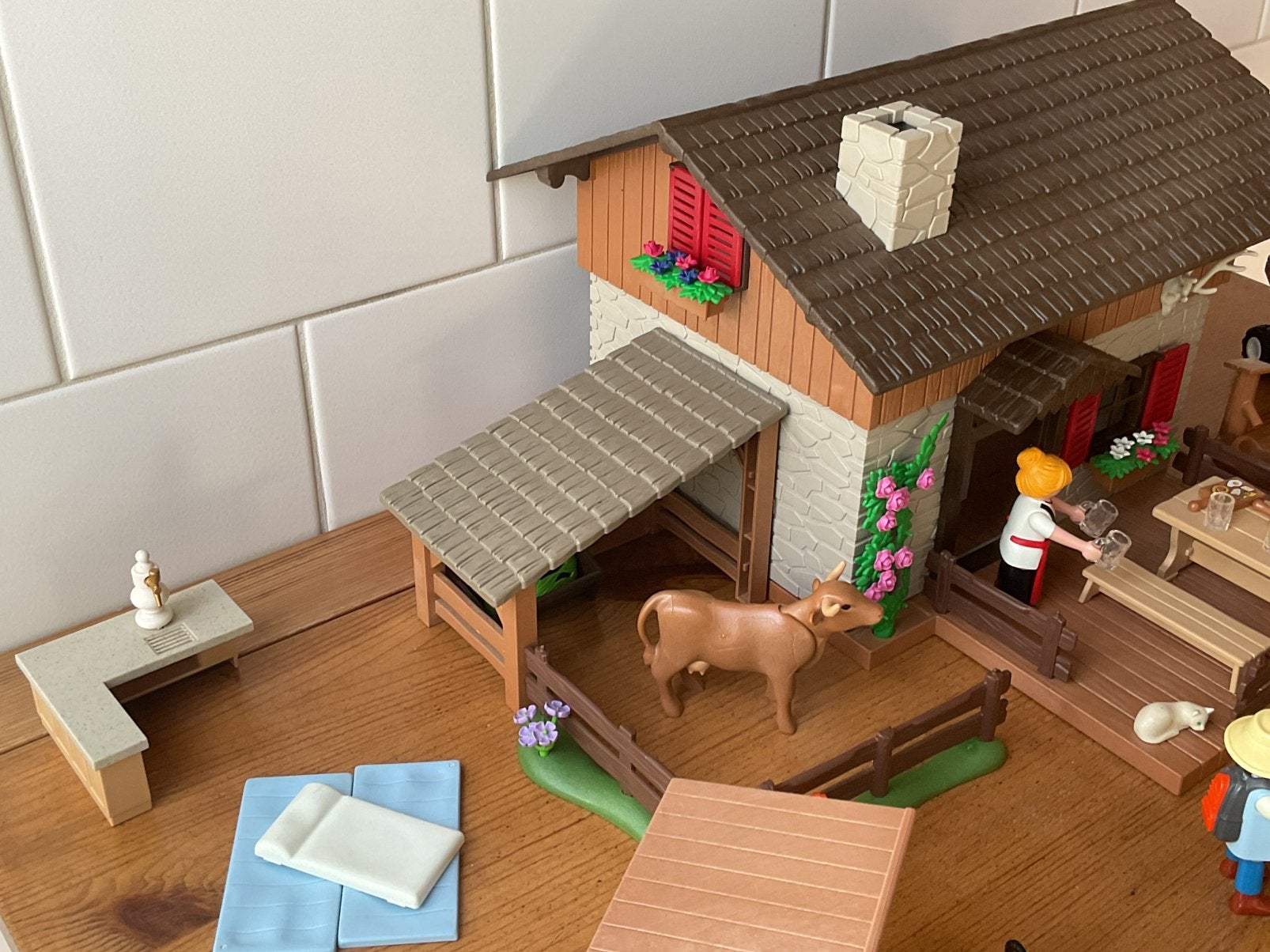 Foto 12 van PLAYMOBIL UTGEBREIDE COUNTRY ALPENHUT 🍺 🪗 SUPER LEUK !!