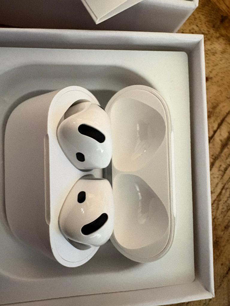 Witten nieuwe airpods in doos met active noise canceling.