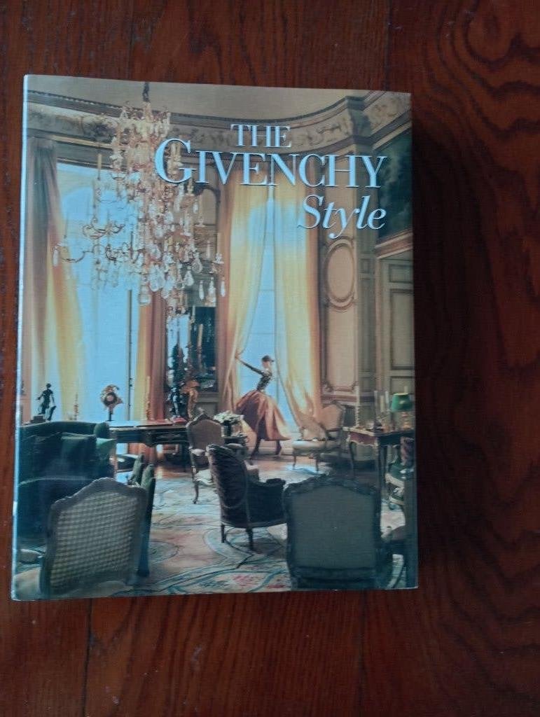 THE GIVENCHY STYLE 124 photos hardcover as new, Boeken, Mode, Ophalen of Verzenden, Zo goed als nieuw, Couturiers, Francoise Mohrt