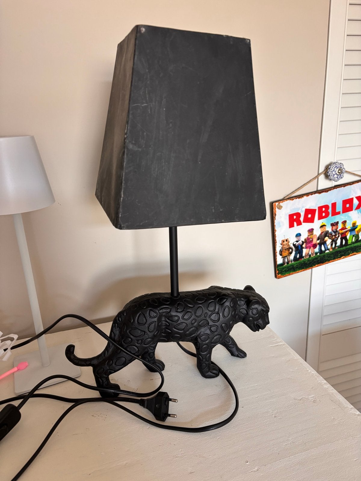 Zwarte tafellamp met pantervoet en metalen kap, Kunststof, Gebruikt, Ophalen of Verzenden, Sfeerlamp