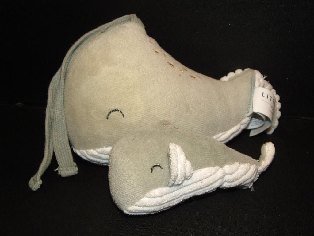 LITTLE DUTCH WALVIS MET KLEINTJE MUZIEKDOOS VELOURS GRIJSGRO, Kinderen en Baby's, Speelgoed | Knuffels en Pluche, Ophalen of Verzenden