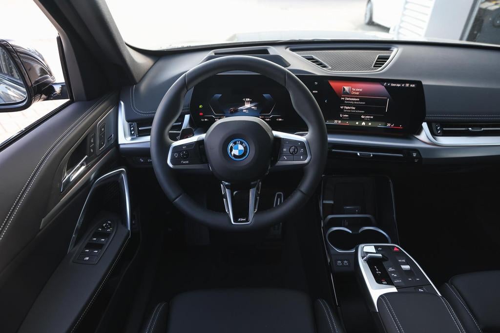 BMW iX1 eDrive20 M Sport / Panoramadak / Sportstoelen / Adap, Zwart, Zwart, Leder, Nieuw