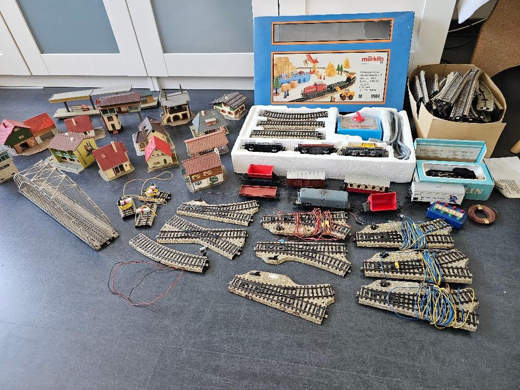 Marklin trein, rails, wissels, boogbrug en huisjes, Hobby en Vrije tijd, Ophalen, Wisselstroom, Analoog, Märklin