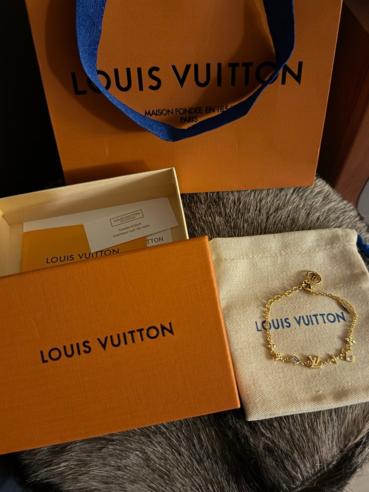 Nieuw Louis Vuitton Armbandje met LV-initialen en kristallen, Met kristal, Staal, Nieuw, Ophalen of Verzenden