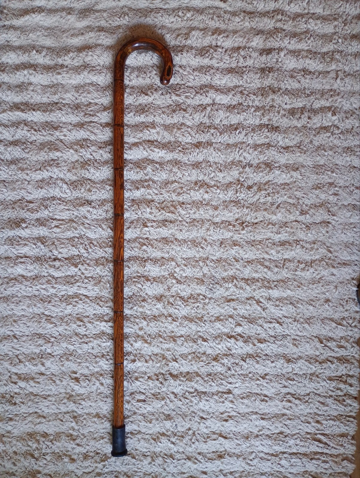 Houten wandelstok., Ophalen