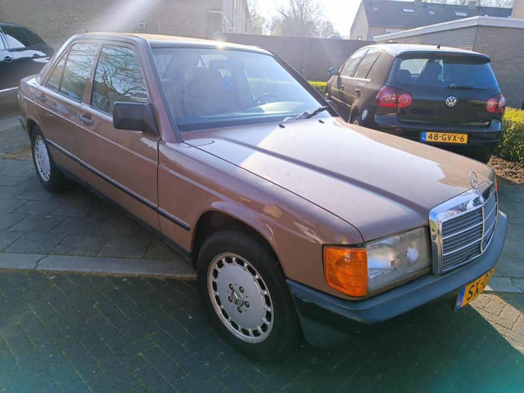 Mercedes-Benz 190-Serie 2.0 E AUT 1985 Bruin, Auto's, Mercedes-Benz, Automaat, Achterwielaandrijving, 4 cilinders, Bruin