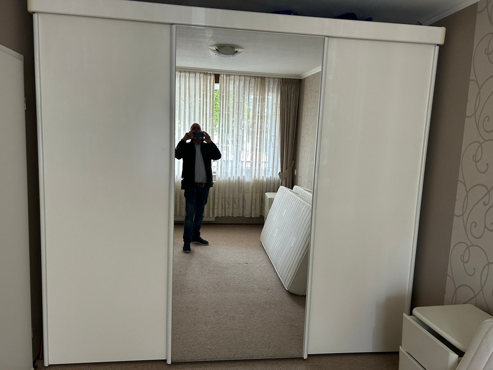 Witte kledingkast met spiegel en schuifdeuren, Huis en Inrichting, Met plank(en), Gebruikt, 200 cm of meer, 150 tot 200 cm