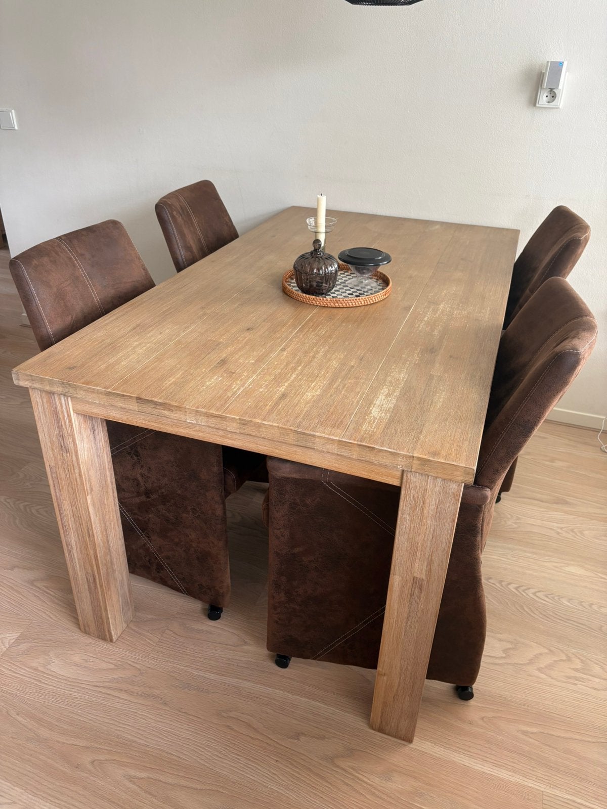 Eetkamertafel met 4 stoelen in stof met wieltjes eronder., Ophalen, Zo goed als nieuw, 4 tot 6 stoelen