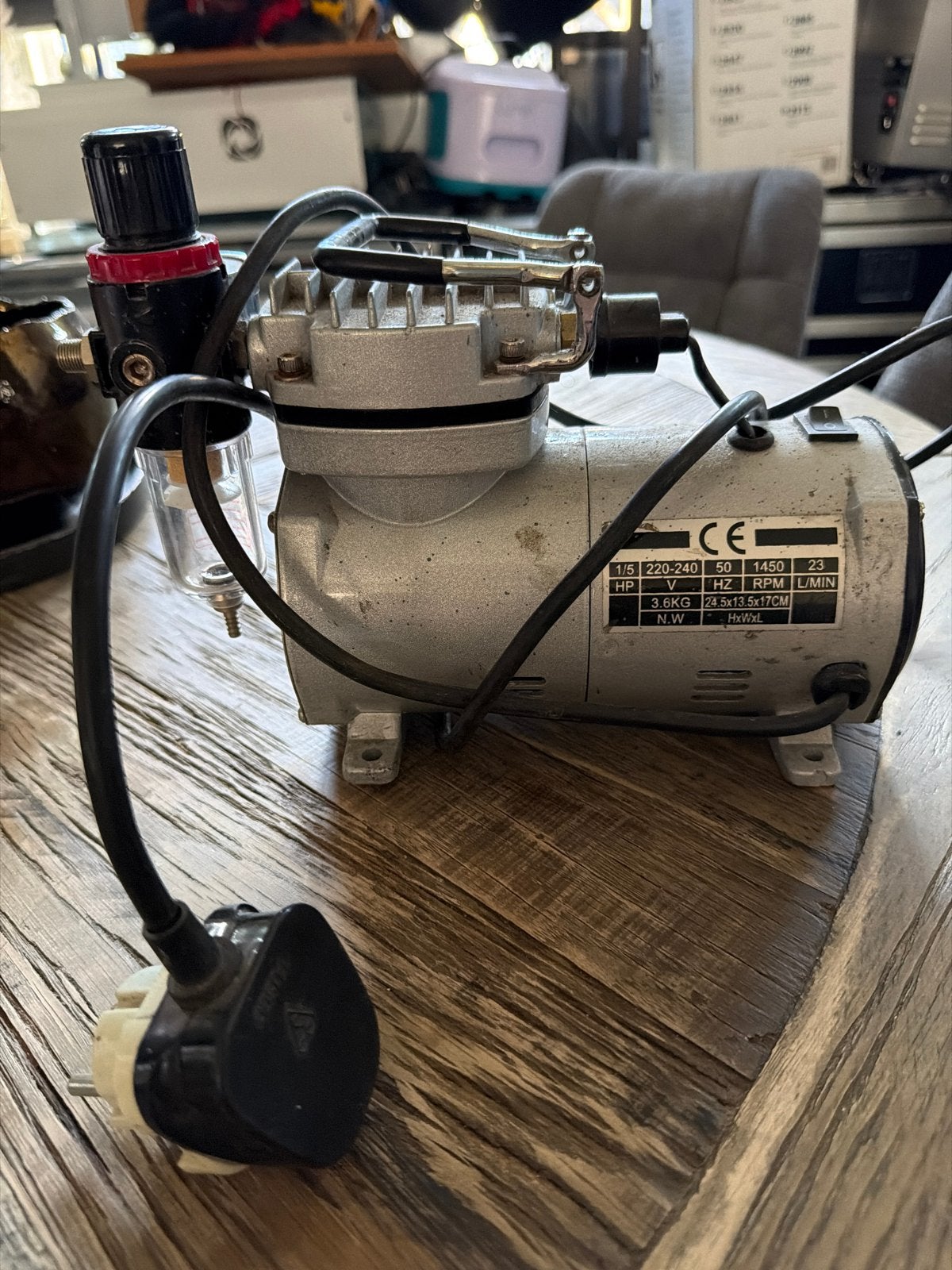 Compacte Airbrush Compressor met Drukregelaar, Ophalen of Verzenden, Zo goed als nieuw, Minder dan 200 liter/min, Minder dan 6 bar