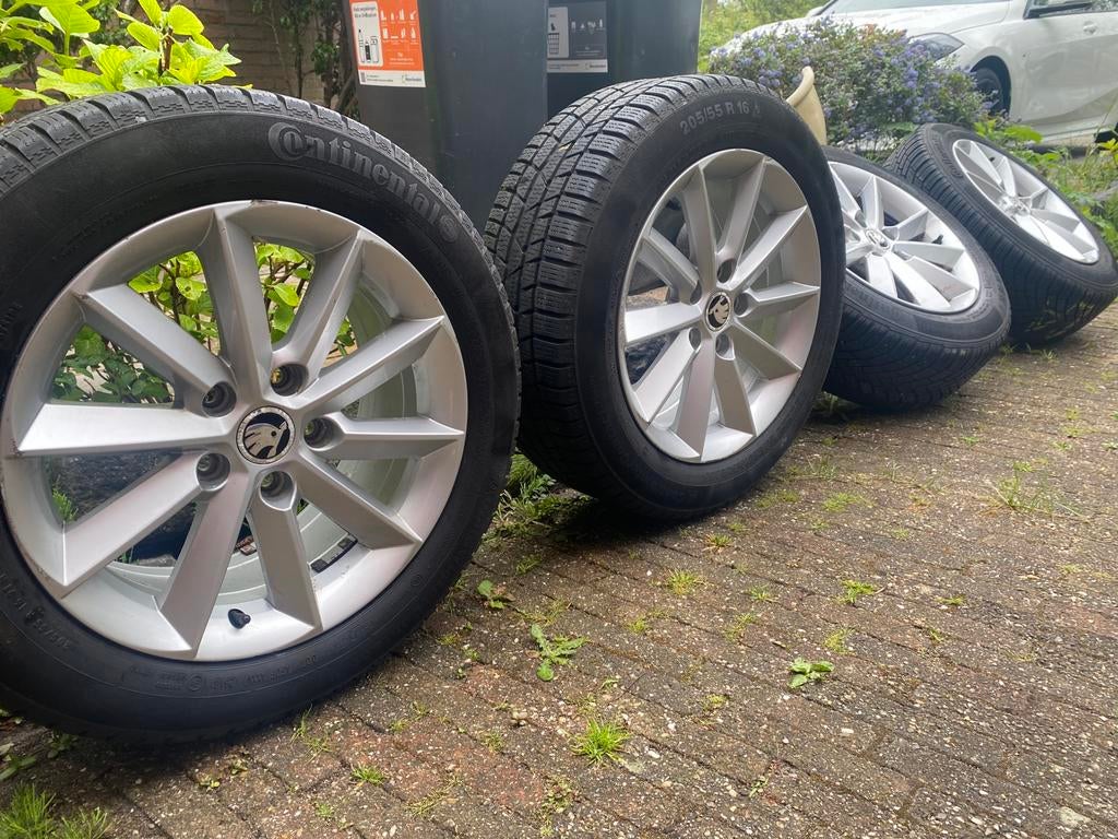 Skoda lichtmetalen velgenset 16 inch met winterbanden, Auto-onderdelen, Ophalen, Gebruikt, 16 inch, Personenwagen
