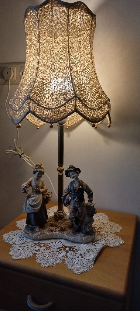 Mooie vintage porceleinen beeldjeslamp, Ophalen