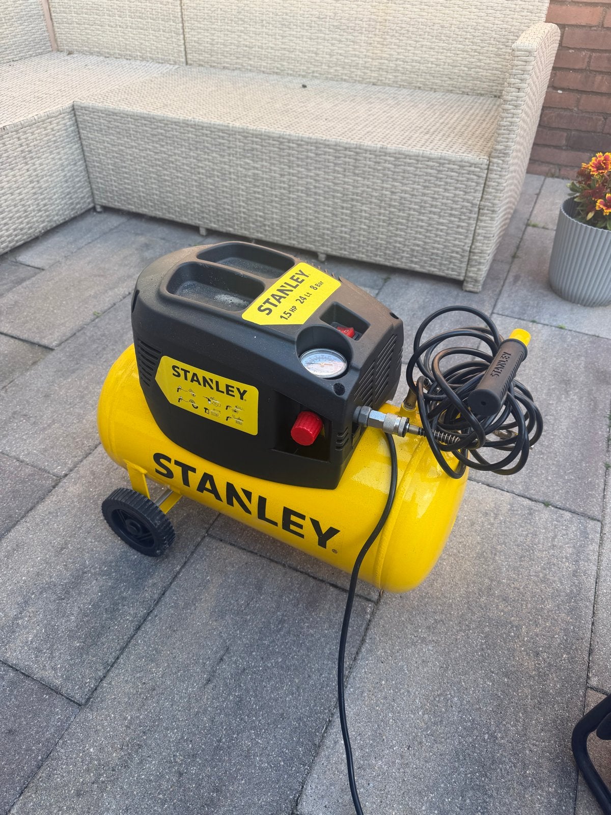 Stanley Luchtcompressor 1.5HP 24L 8Bar - Zo goed als nieuw, 6 tot 10 bar, Ophalen of Verzenden, Zo goed als nieuw, Minder dan 200 liter/min