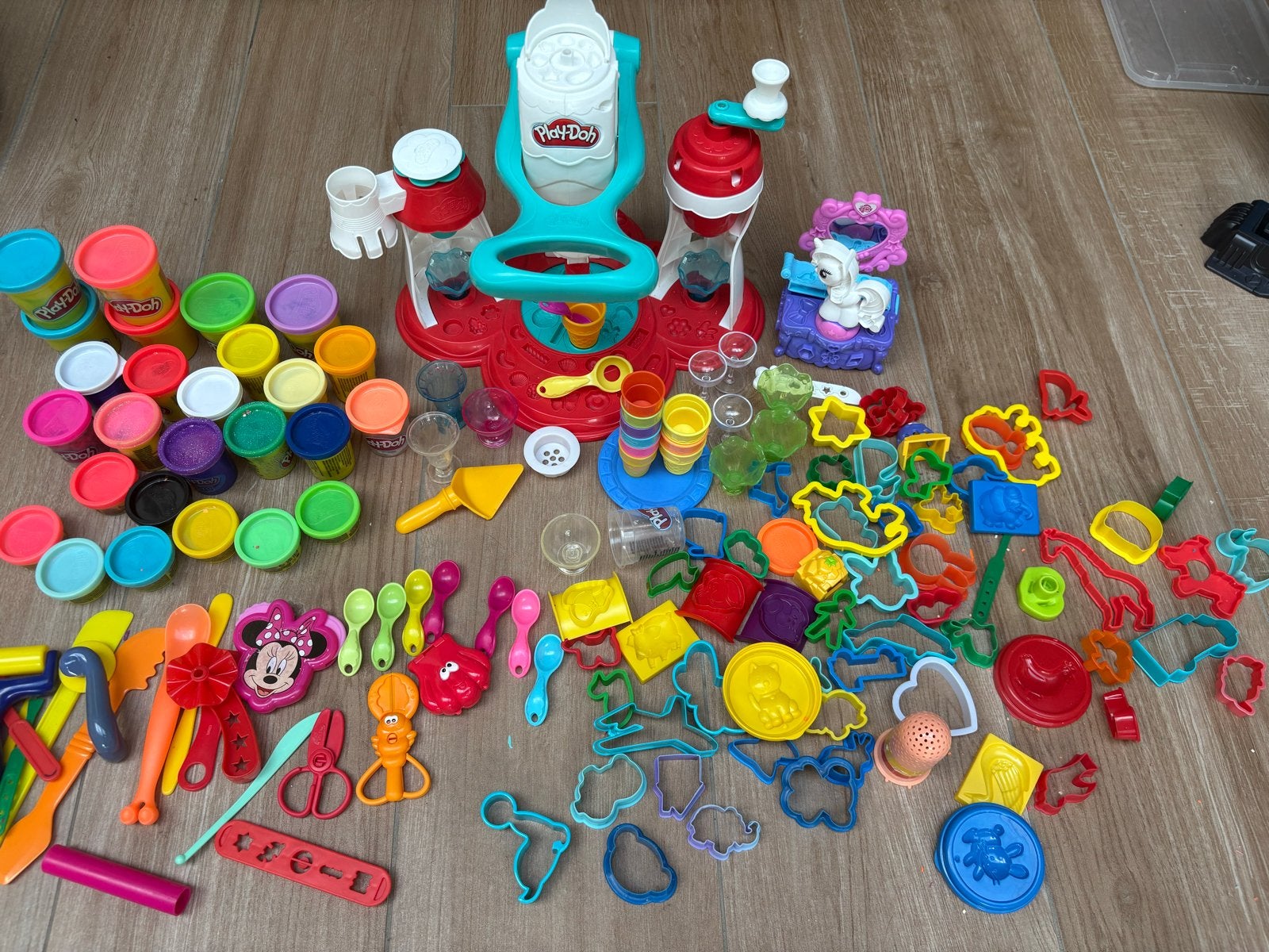 Grote Play-Doh set met ijssalon, veel klei en accessoires, Ophalen of Verzenden, Gebruikt, Knutselen