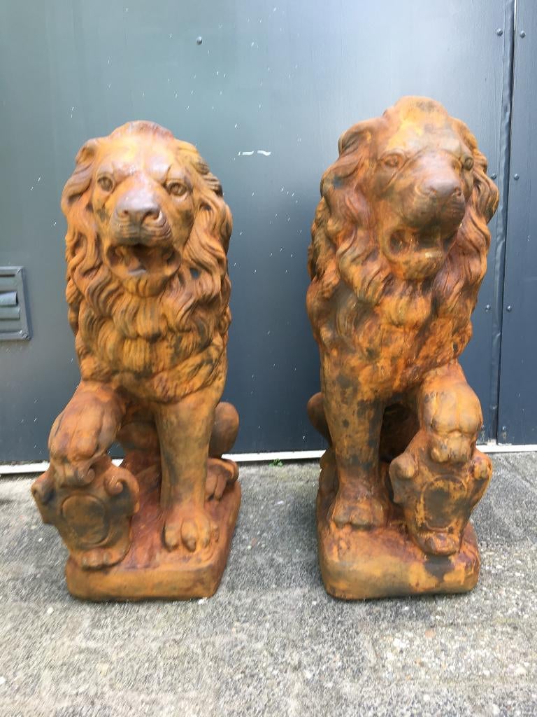 Set Grote Zittende Leeuwen - Poortwachters, Tuin en Terras, Tuinbeelden, Dierenbeeld, Steen, Ophalen of Verzenden