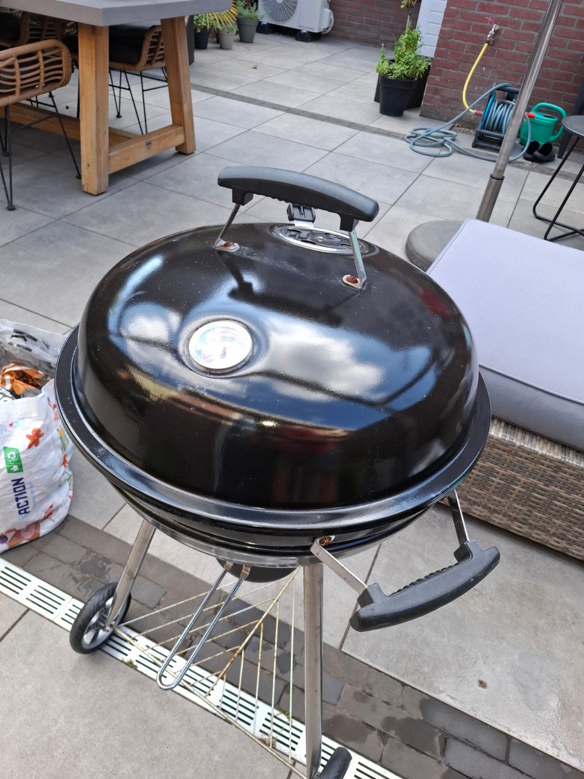 Zwarte houtskool barbecue met deksel en thermometer, Tuin en Terras, Houtskoolbarbecues, Ophalen, Gebruikt