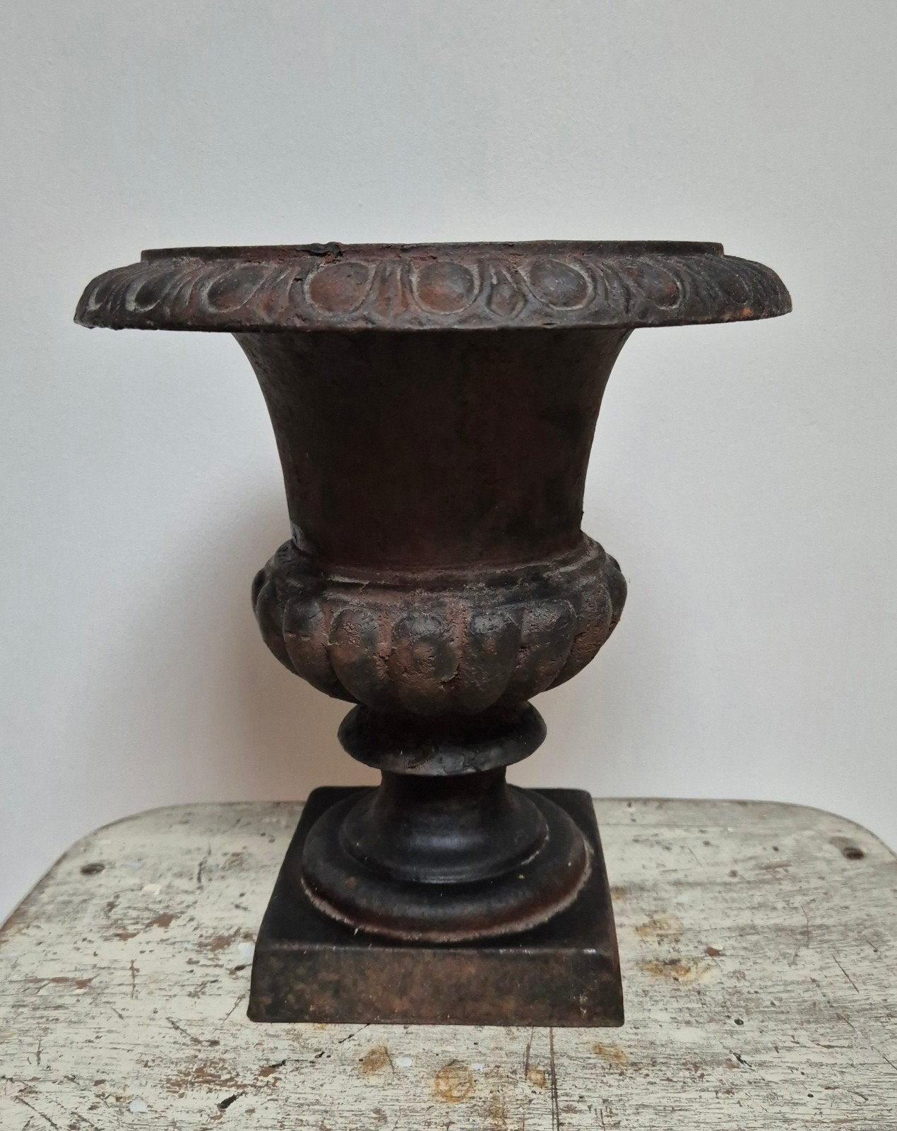 oude gietijzeren louvrevaas 25 cm hoog, Ophalen of Verzenden