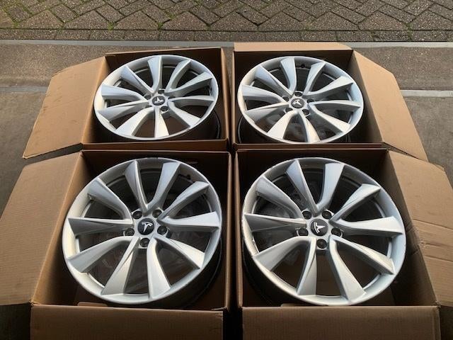 ORIGINELE 19 INCH TESLA MODEL 3 Y VELGEN EVNT.+ BANDEN, Auto-onderdelen, 19 inch, Gebruikt, ., Banden en Velgen