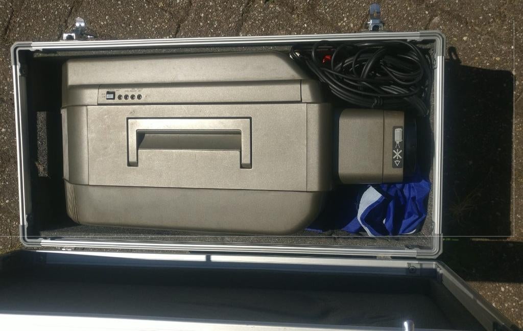 Eiki LC Color Video Projector LC-330 met Zoom Lens, Ophalen, Zo goed als nieuw, Eiki