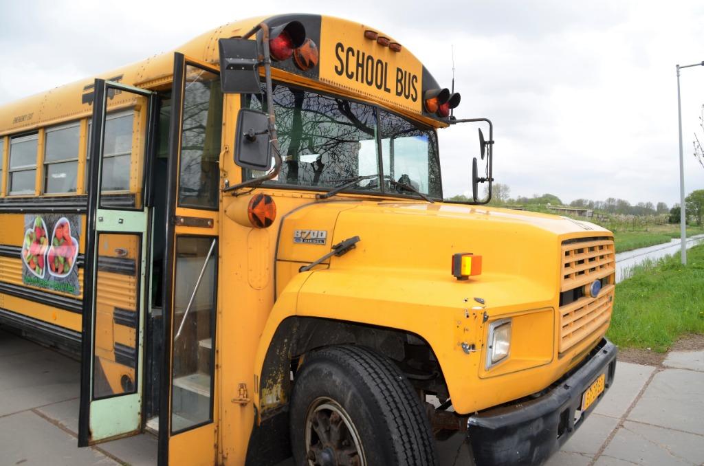 Foto 4 van foodtruck DJ-boot schoolbus te huur