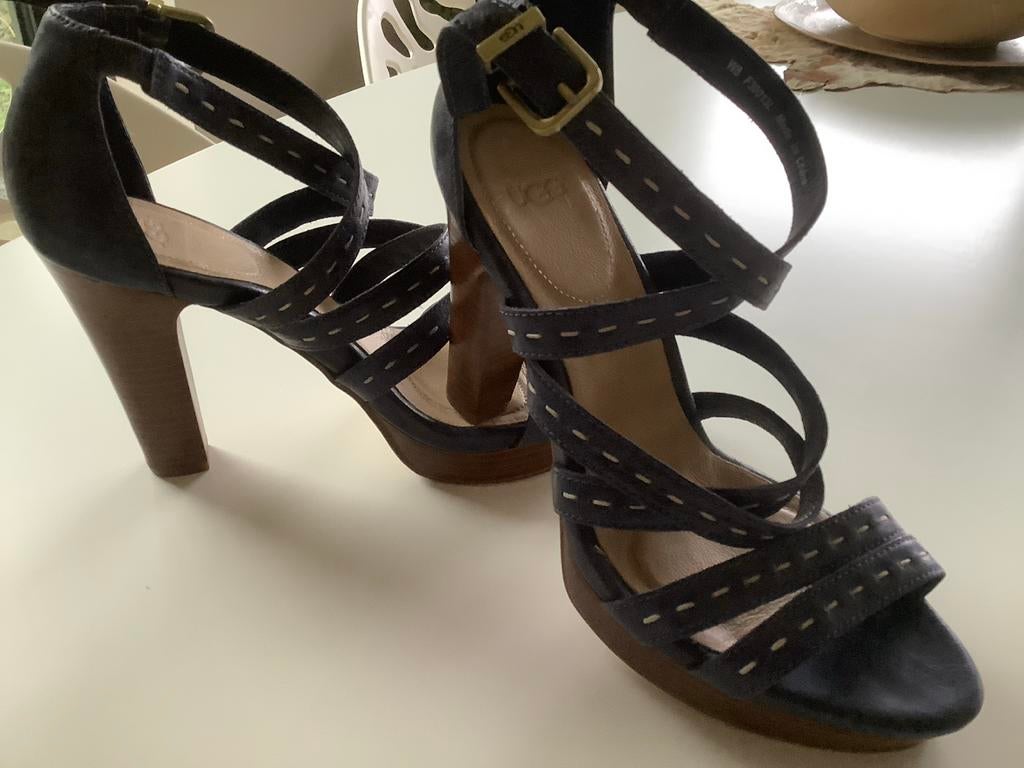 Blauwe Uggs leren pumps maat 39, Ophalen of Verzenden, Zo goed als nieuw, Blauw, Sandalen of Muiltjes