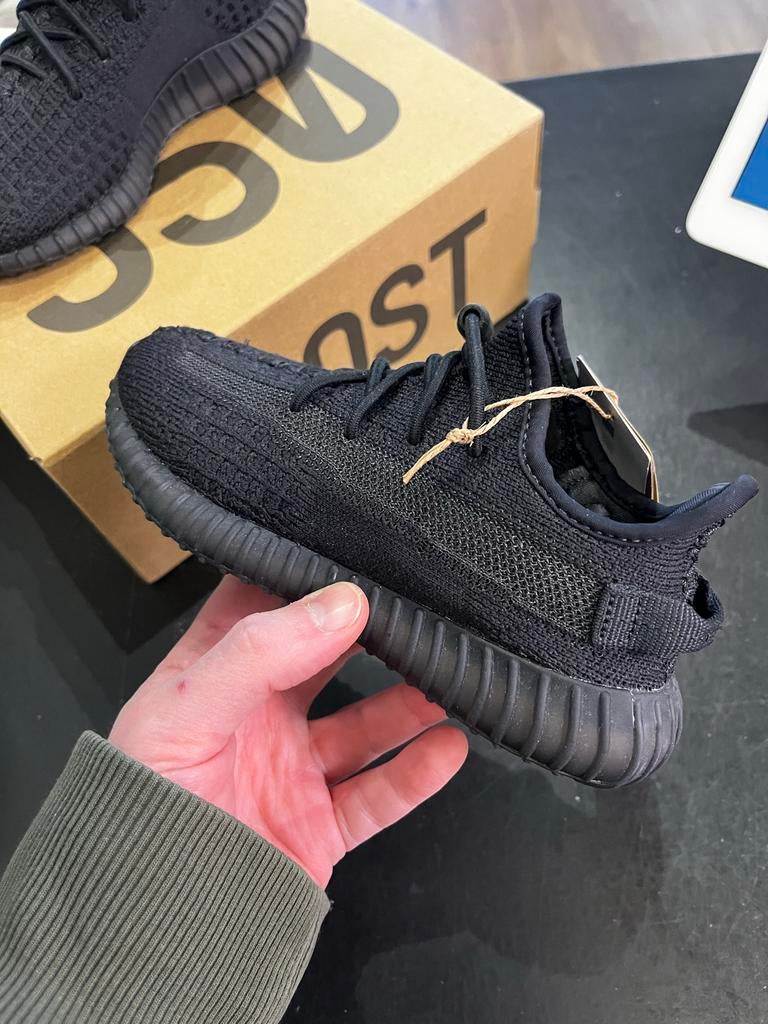 Yeezy Boost 350 V2 Kids - Maat 29 - Nieuw, Zwart, Yeezy, Nieuw, Ophalen of Verzenden