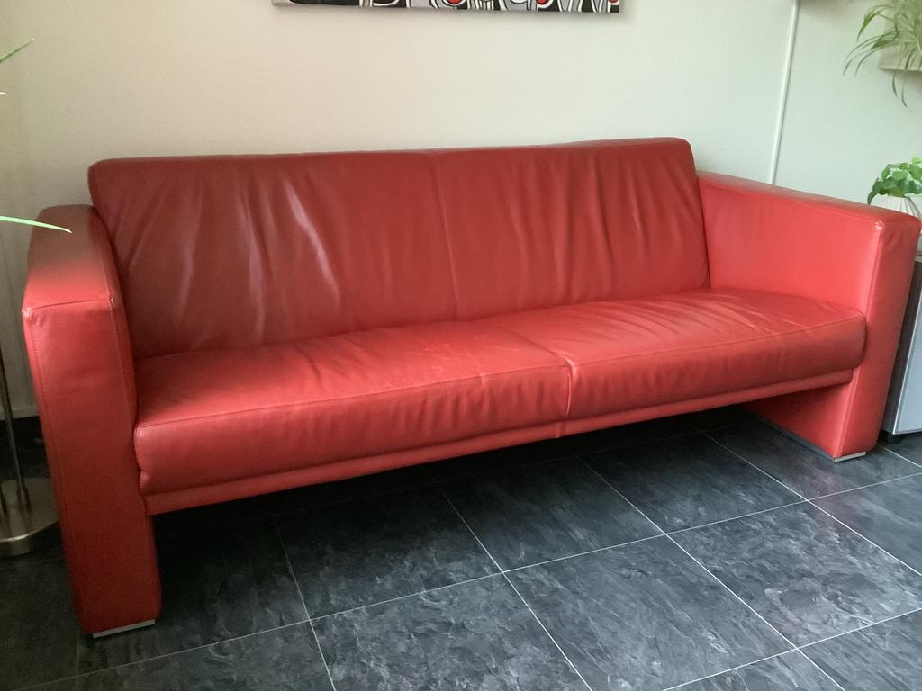 Montel 2,5 zits rode lederen bank + hocker, Ophalen, Gebruikt, 150 tot 200 cm, Tweepersoons