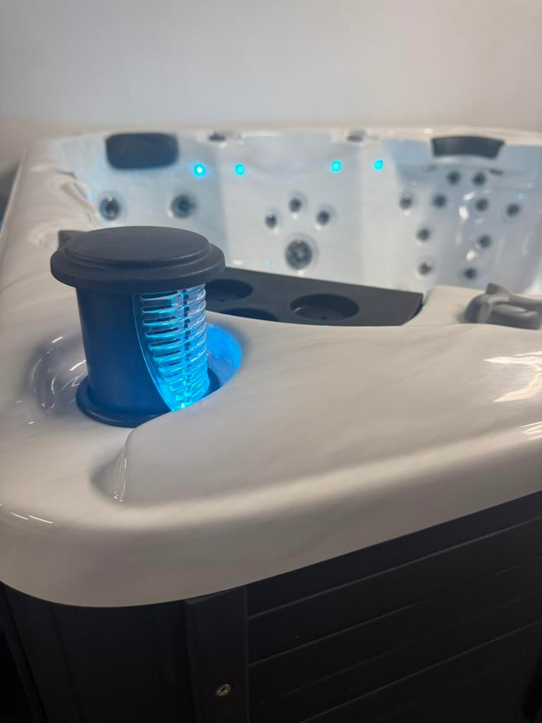 Jacuzzi spa Balboa – 215x215 – plug & play 220V - 5 pers., Ophalen, Zo goed als nieuw, Trap, Vast