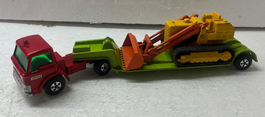 1:54 Matchbox Super Kings Ford Low Trader met Caterpillar, Ophalen of Verzenden, Gebruikt, Bus of Vrachtwagen, Matchbox