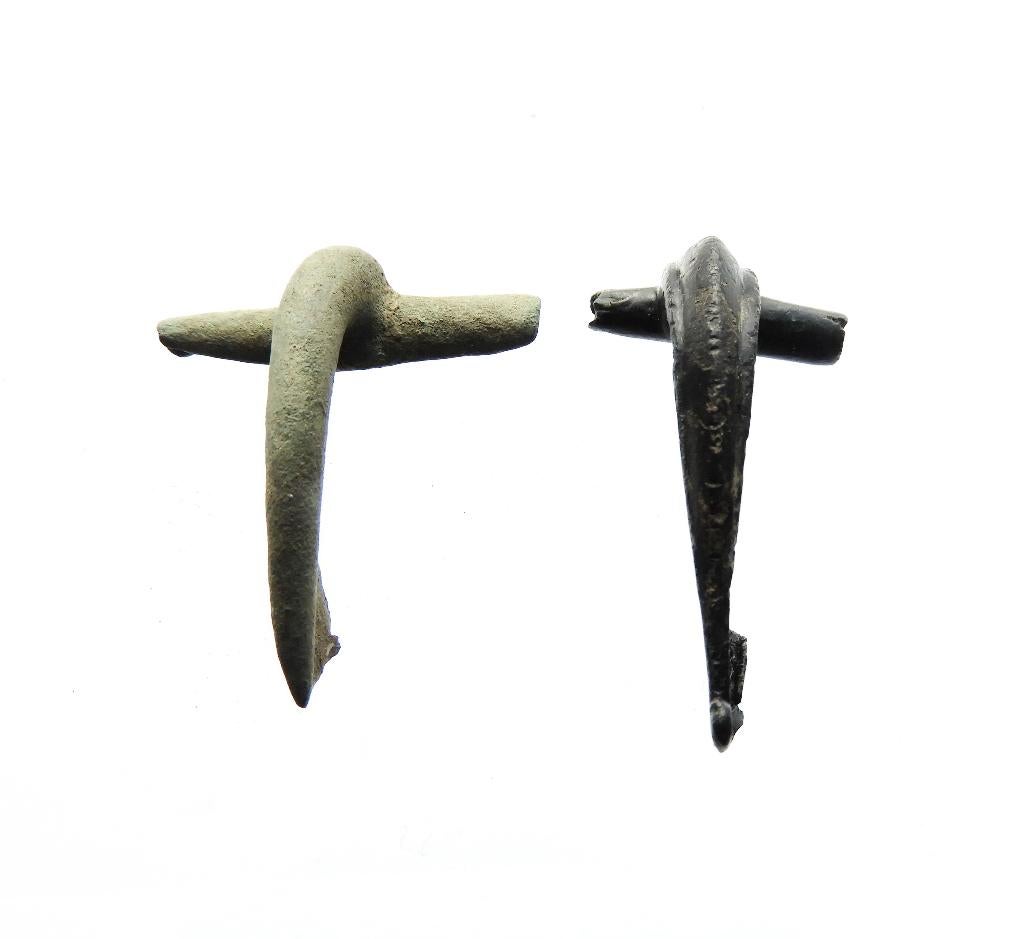 Fibula 2x  L40,7 b22 h15,6mm en L40,5 b20.8 h8mm d671 5 euro, Ophalen of Verzenden