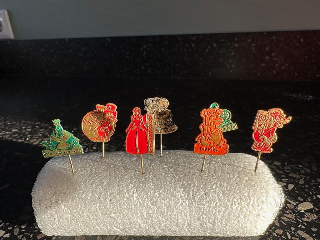 Speldjes spelden speld strip en Disney figuren., Ophalen of Verzenden, Gebruikt, Figuurtje, Speldje of Pin