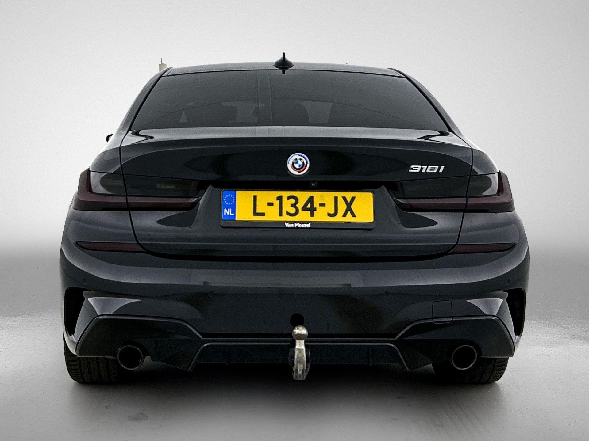 BMW 3-serie 318i Business Edition | M-SPORT PAKKET | HALF LE, Auto's, Automaat, Gebruikt, 1465 kg, Zwart