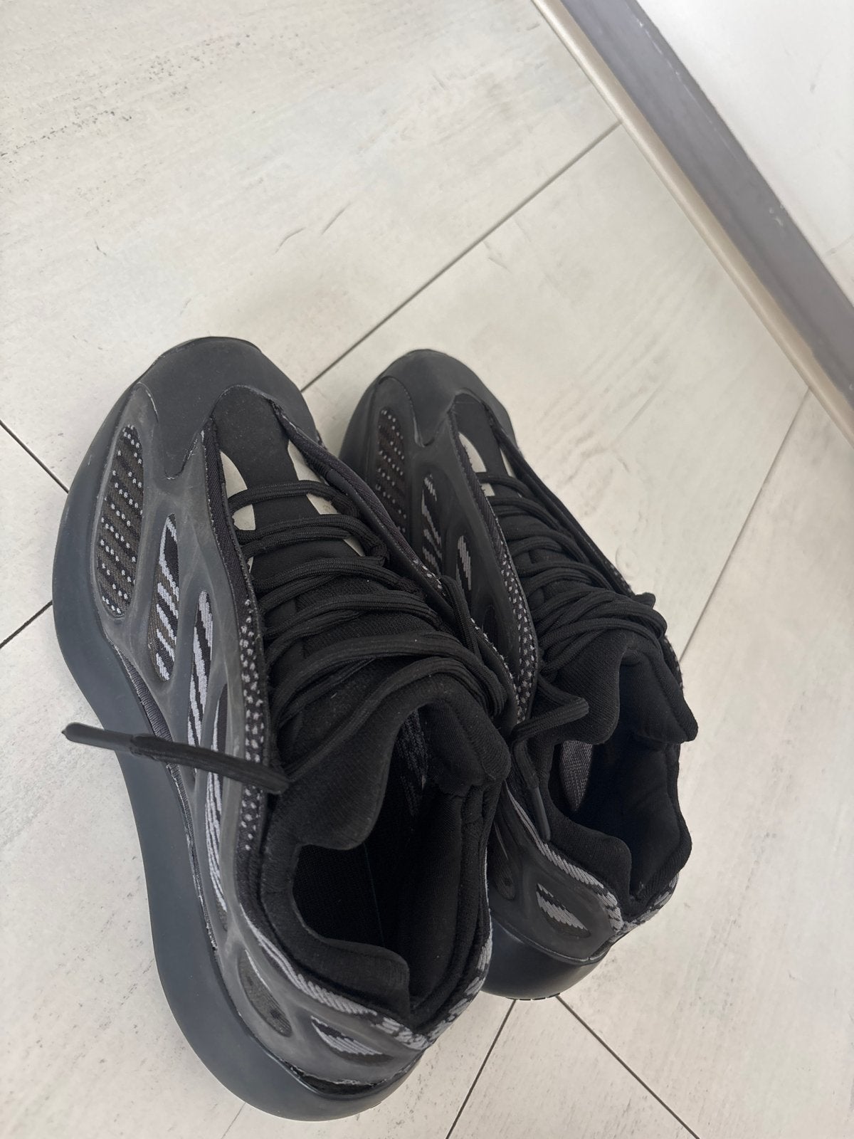 Yeezy 700 V3 Alvah - Maat 38, Kleding | Dames, Schoenen, Verzenden, Zo goed als nieuw, Zwart, Sneakers of Gympen