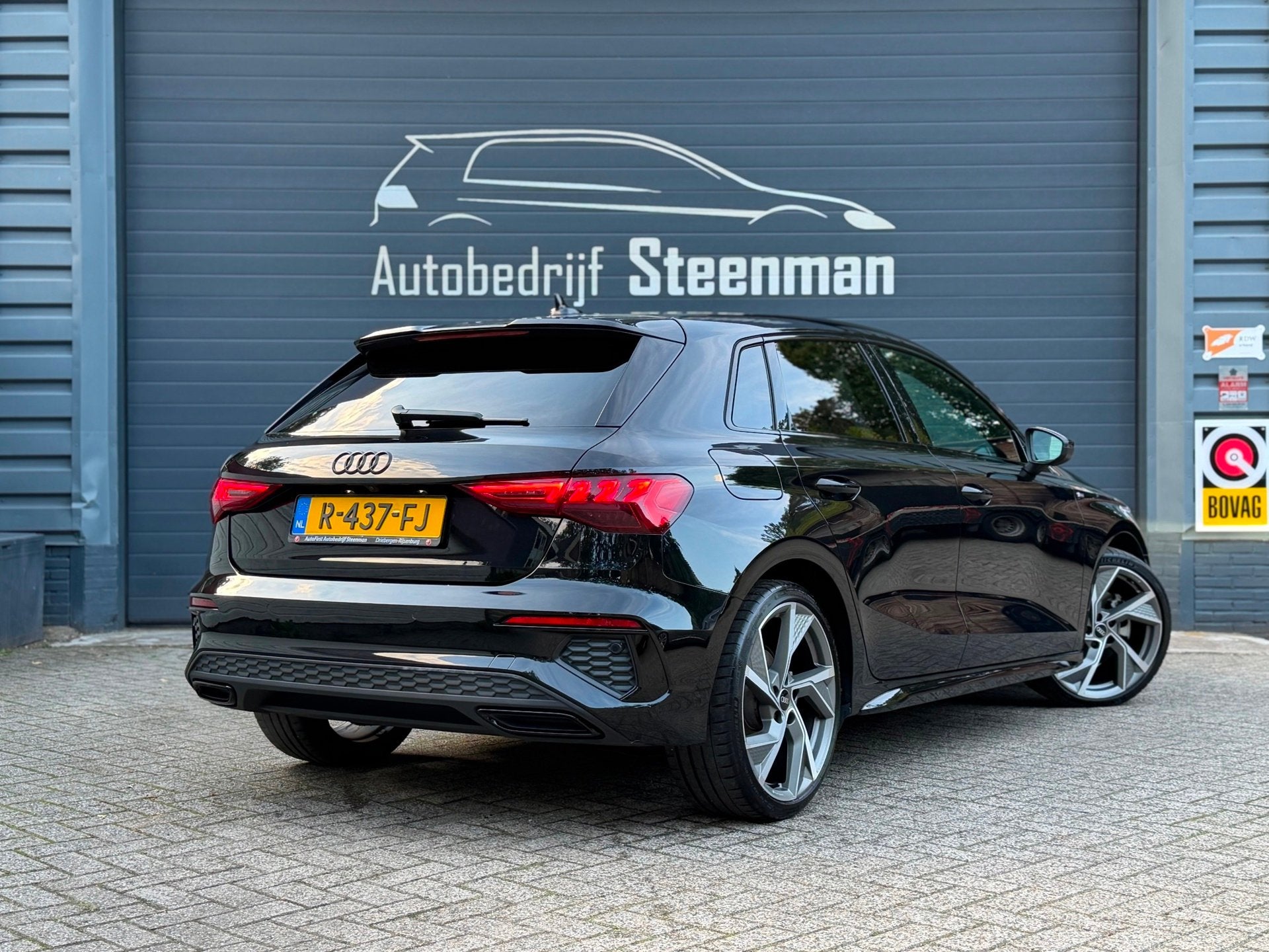 Audi A3 Sportback 35 TFSI S edition | Full Black | Matrix, Auto's, Dealer onderhouden, 4 cilinders, Leder en Stof, Zwart