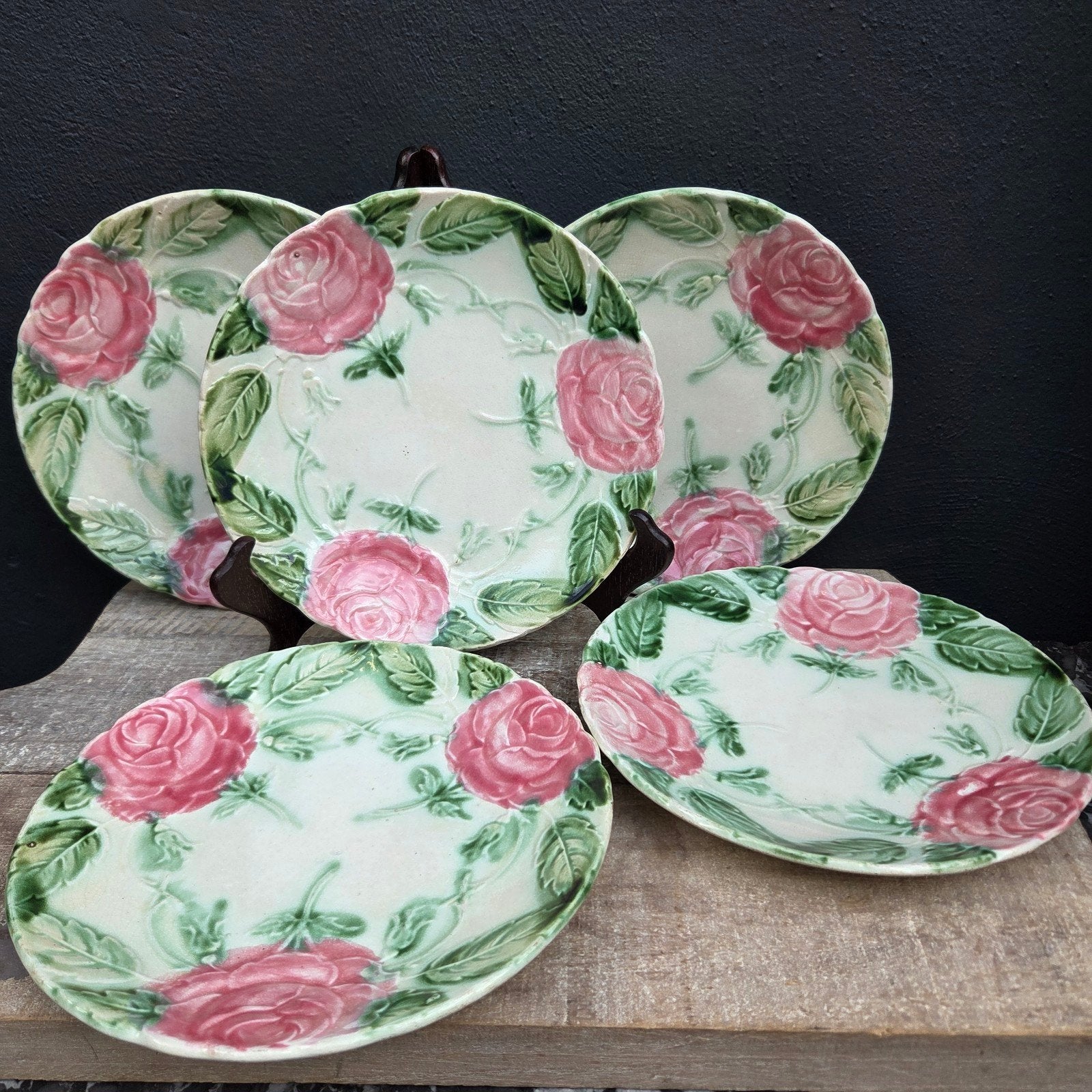 antieke Franse barbotine aardewerk bordjes rozen, Ophalen of Verzenden