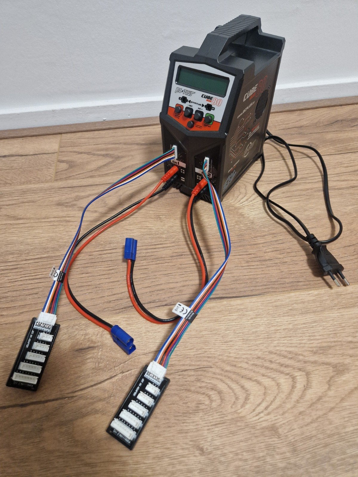 Rc plus cube 80 duo lader (lipo, nihm), Ophalen of Verzenden, Gebruikt