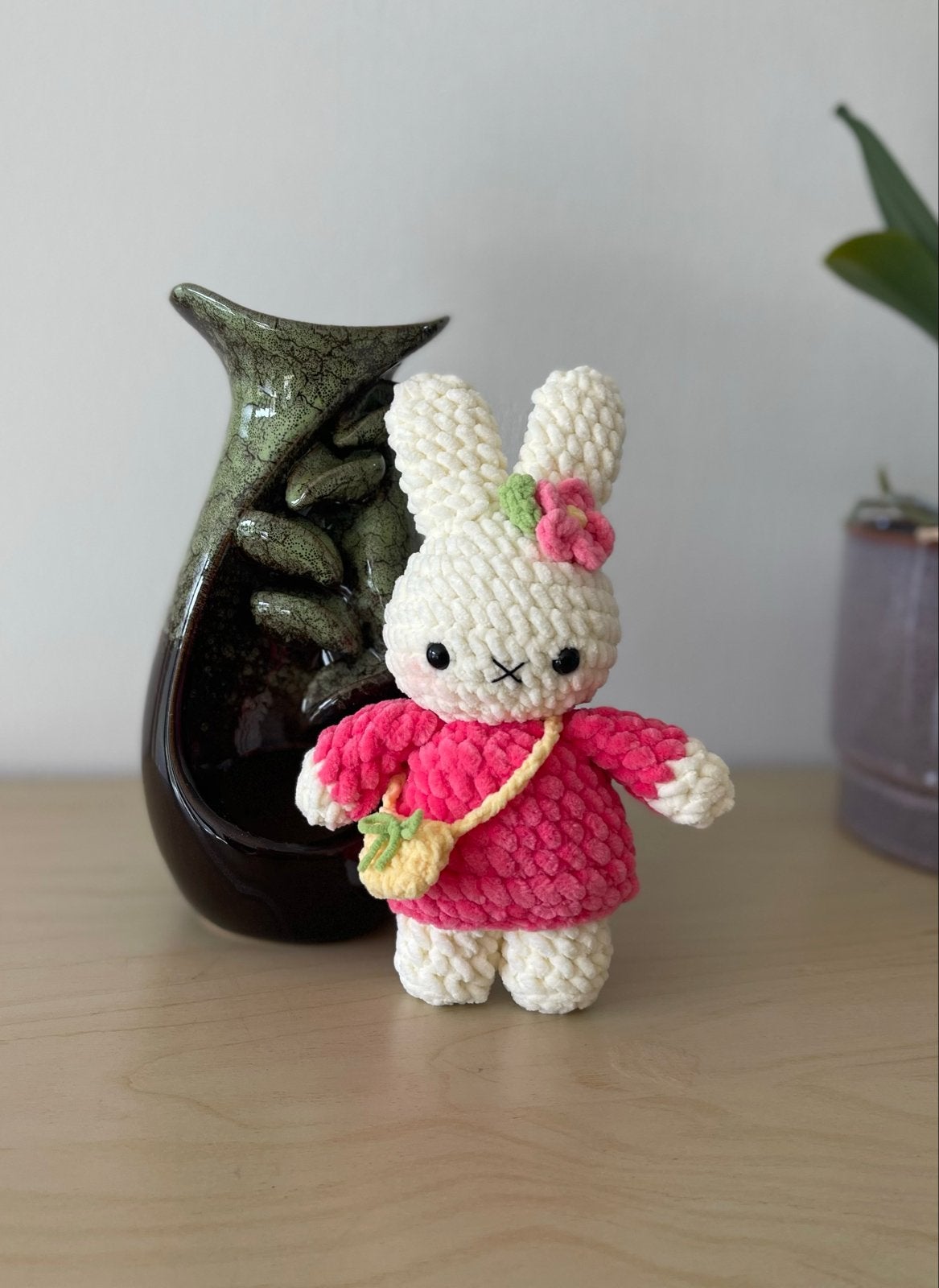 Nieuwe gehaakte Nijntje knuffel met roze jurk, Handgemaakt, Nijntje, Ophalen of Verzenden, Klein (minder dan 20 cm)