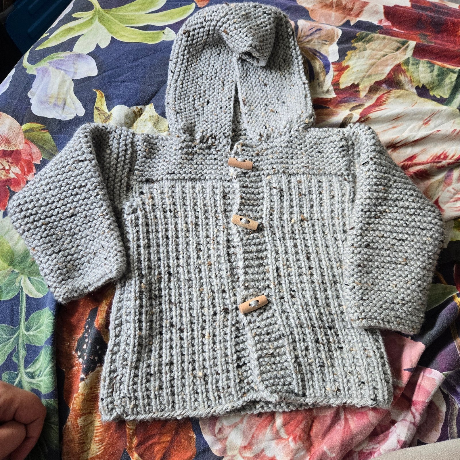 Handgemaakt vestje met capuchon - Maat 68/74, Handgemaakt, Ophalen of Verzenden, Zo goed als nieuw, Truitje of Vestje