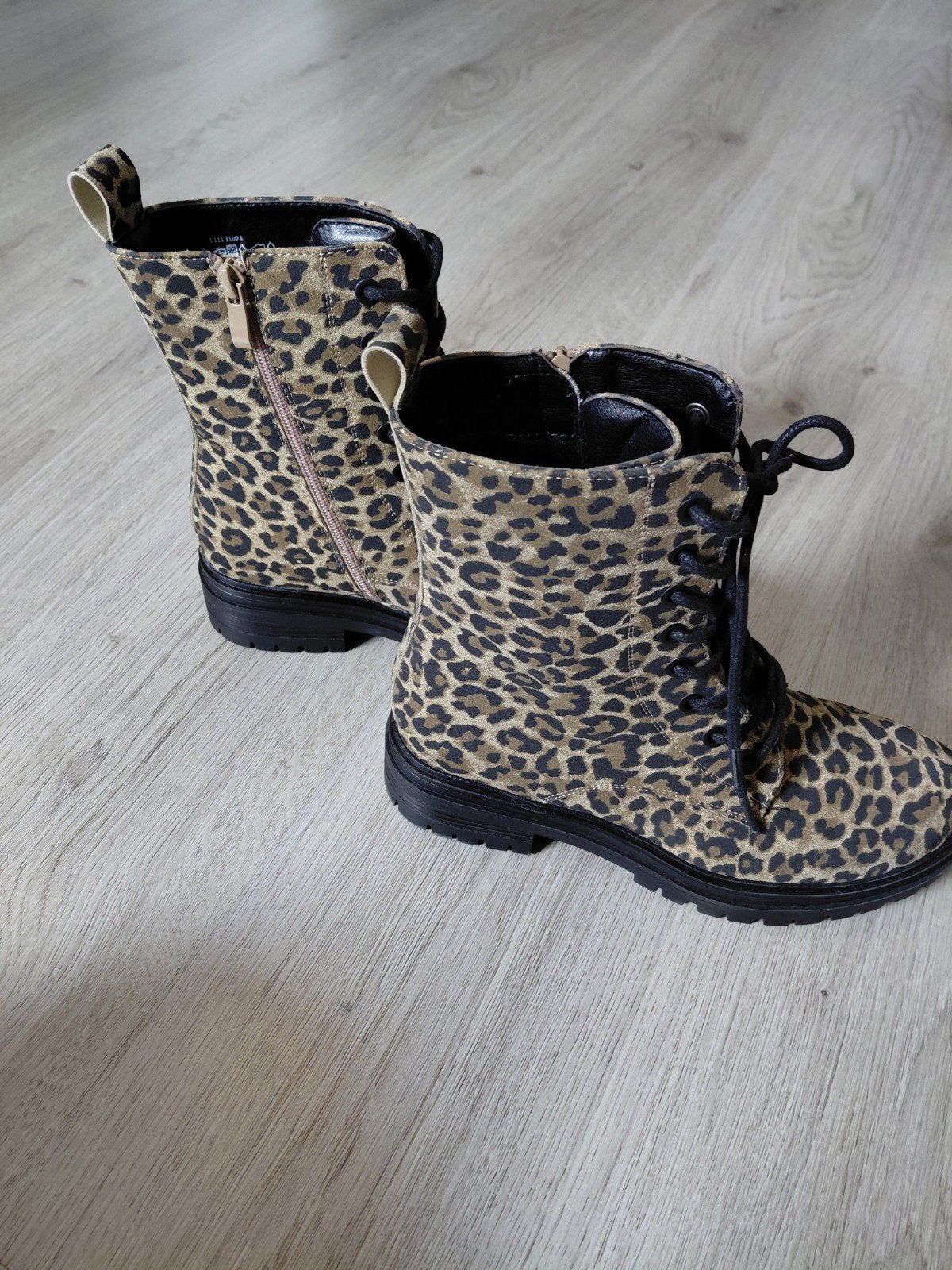 Laarsjes met panterprint van Haren * nieuw*, Kleding | Dames, Schoenen, Ophalen of Verzenden, Nieuw, Bruin