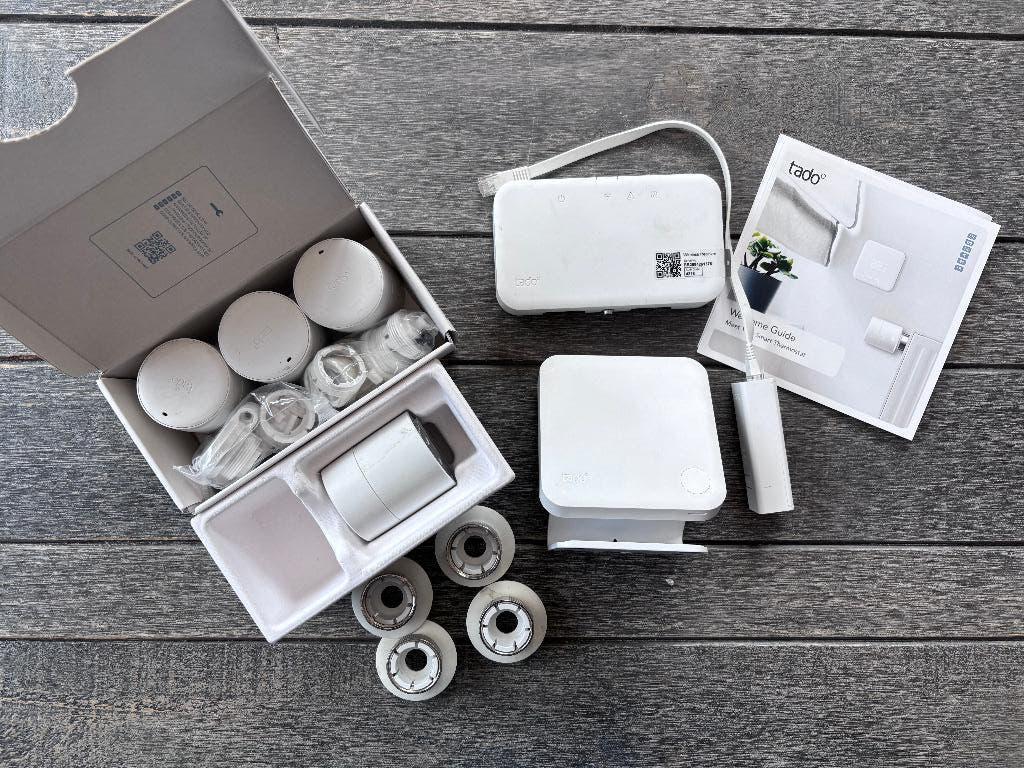 Tado V3+ Thermostaat Set – inc. Extension kit en kamersensor, Ophalen of Verzenden, Slimme thermostaat, Zo goed als nieuw