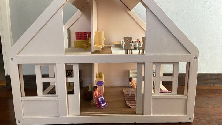Groot wit houten poppenhuis met retro meubels en poppen, Ophalen of Verzenden, Zo goed als nieuw, Poppenhuis