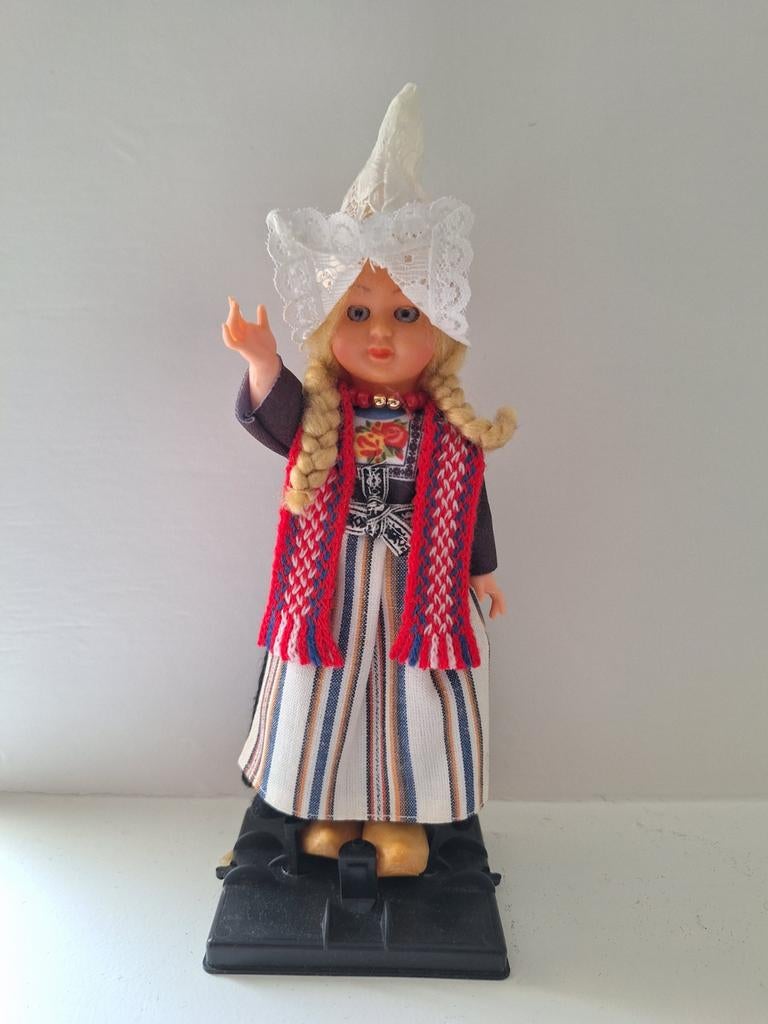 Volendam pop in klederdracht, Verzamelen, Poppen, Ophalen of Verzenden, Gebruikt, Pop