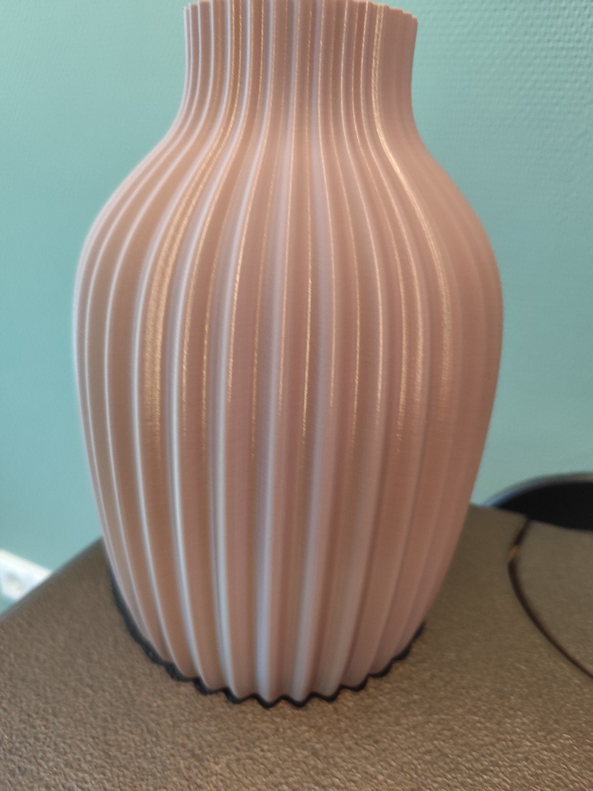 Decoratieve vaas - 25 cm hoog - taupe geribbeld design, Ophalen of Verzenden