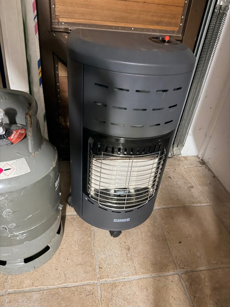 Gimeg gaskachel met 2 gasflessen – 1 vol, 1 ca. 30% gevuld, Ophalen, Gebruikt