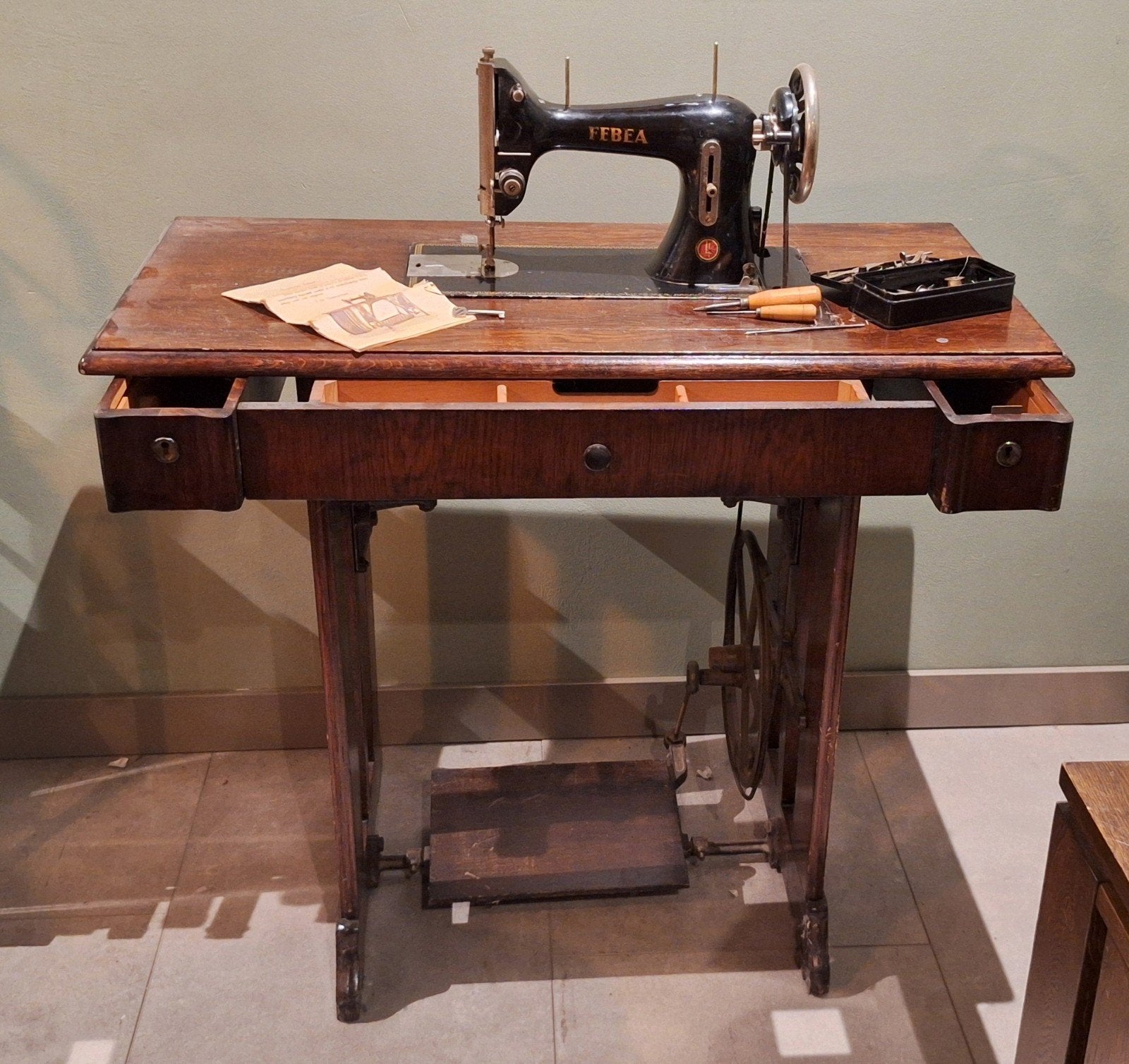 Antieke FEBEA Naaimachine met Handleiding en Accessoires, Ophalen