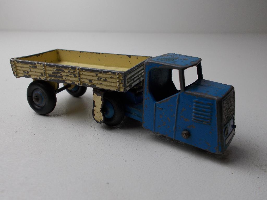 1954 Dinky Toys 415 MECHANICAL HORSE AND OPEN WAGON.