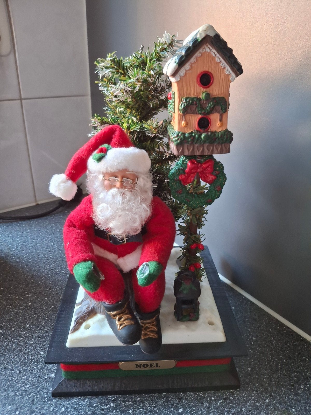 kerstman met vogelhuisje met muziek, Ophalen of Verzenden