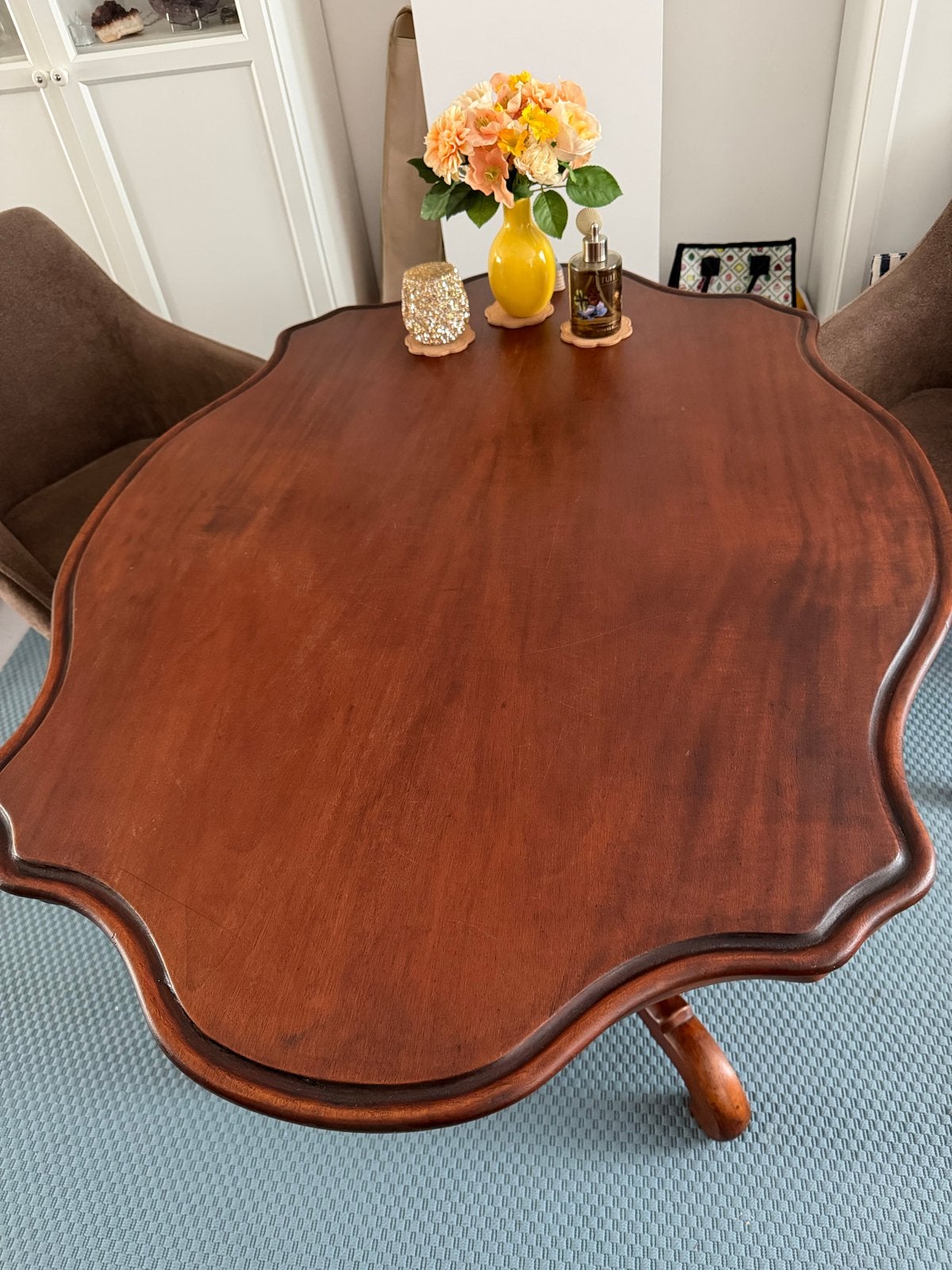 Antieke houten eettafel met sierlijke poten, Ophalen