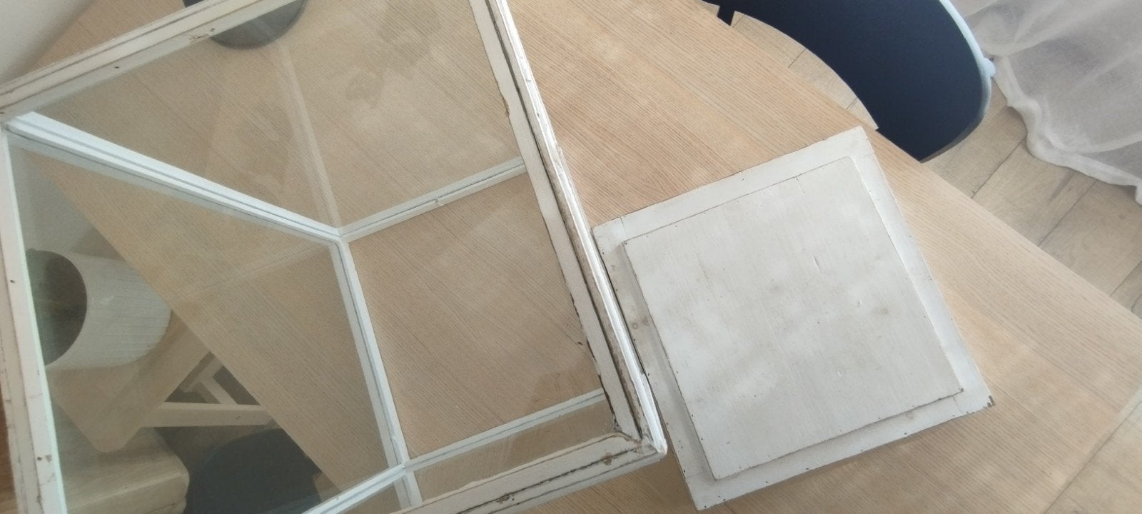 wit houten vitrine kastje, Ophalen, Minder dan 50 cm, Glas, Zo goed als nieuw